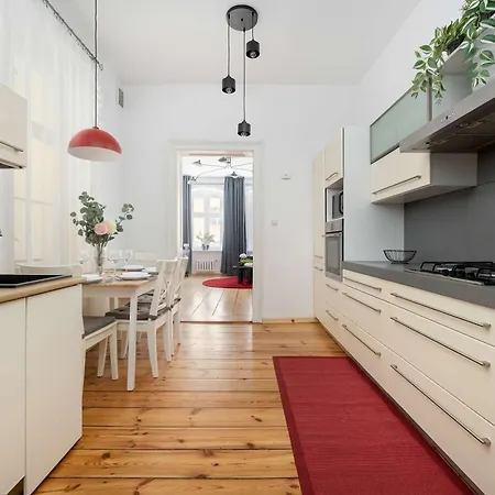 Unique & Functional Near Market Square By Renters Apartment